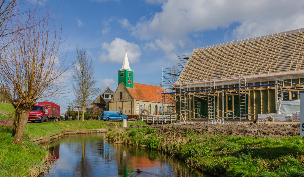 Aankondiging Tweede Onderzoek: "Wonen in Andijk" | Het eeuwenoude Buurtjeskerk en nieuwbouw Foto © Corina Sas